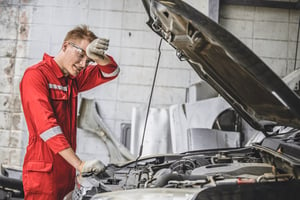 auto mechanic working in high temperatures 